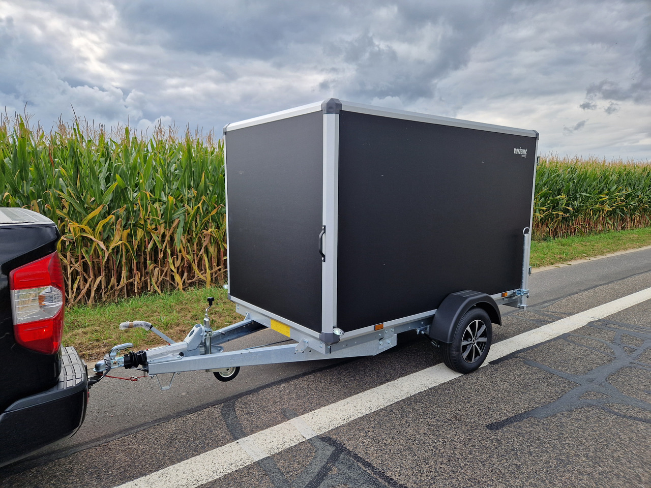 Variant C1315 C2 Edition black 258x148x157cm Alufelgen darkline 1350kg 100km/H 2024 black deal - Closed box trailer: picture 2 Variant C1315 C2 Edition black 258x148x157cm Alufelgen darkline 1350kg 100km/H 2024 black deal - Closed box trailer: picture 2