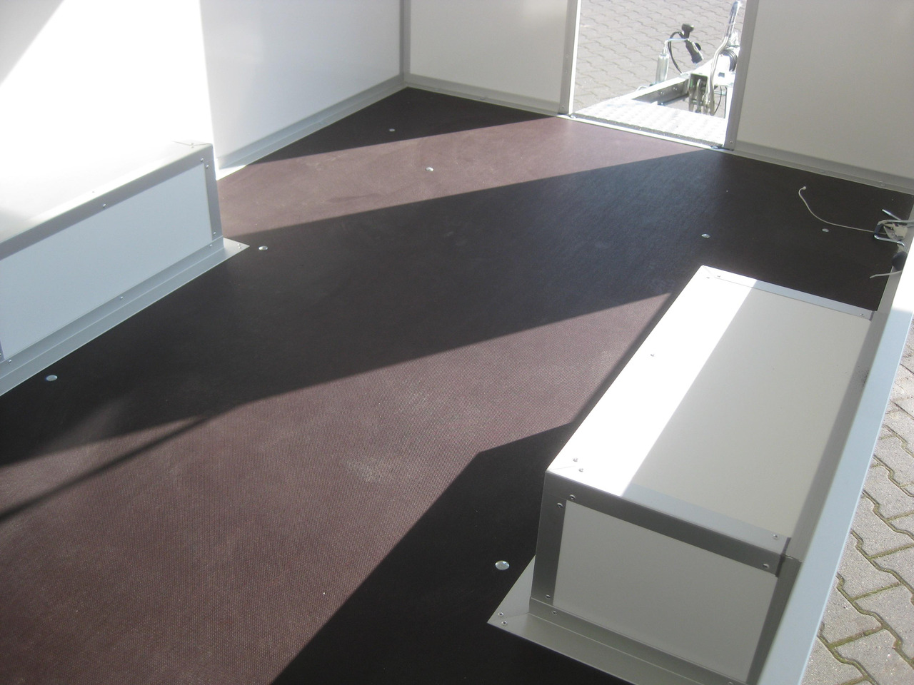 Verkaufsanhänger VKE 1337/206 370cm 2 Verkaufsklappen Tür vorn Multi Leerwagen (L) 1300 kg - Vending trailer: picture 3 Verkaufsanhänger VKE 1337/206 370cm 2 Verkaufsklappen Tür vorn Multi Leerwagen (L) 1300 kg - Vending trailer: picture 3