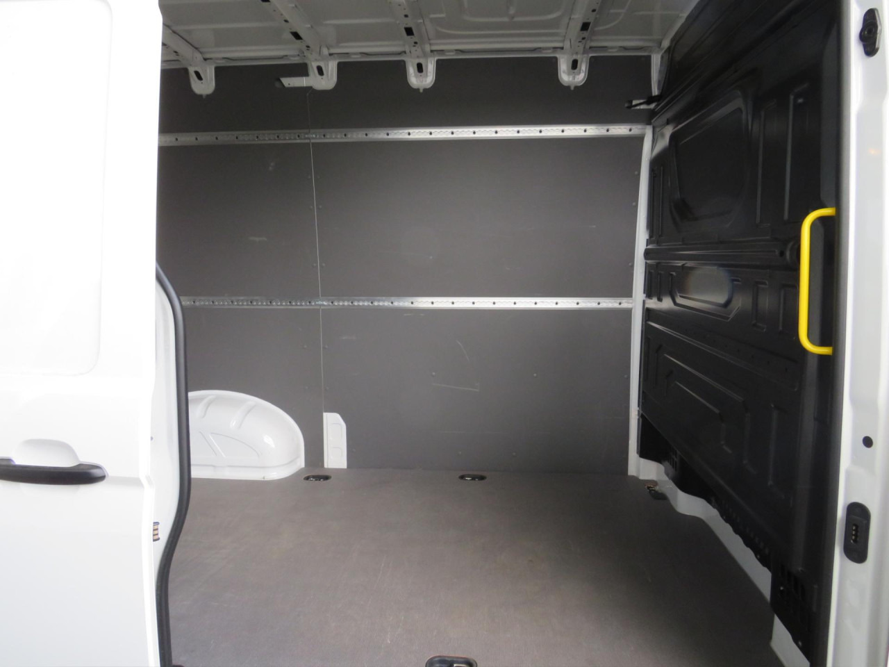VOLKSWAGEN Crafter 35 L3H3 Kasten Klima ZV - Panel van: picture 5 VOLKSWAGEN Crafter 35 L3H3 Kasten Klima ZV - Panel van: picture 5