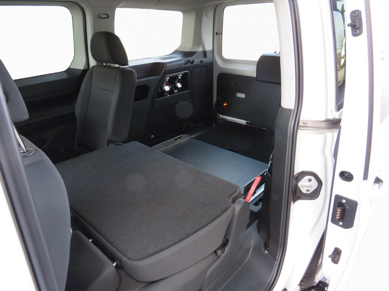 Car Volkswagen Caddy Maxi Kombi 2.0 TDI Rollstuhl Taxirampe: picture 12