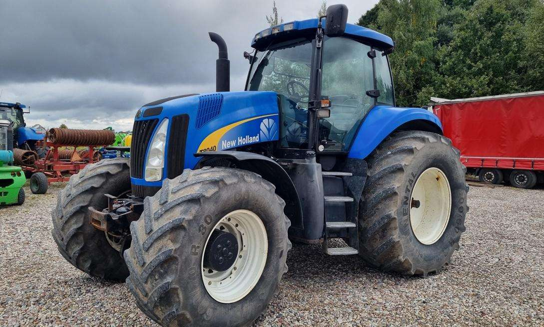 New Holland T8040 - Farm tractor: picture 1 New Holland T8040 - Farm tractor: picture 1