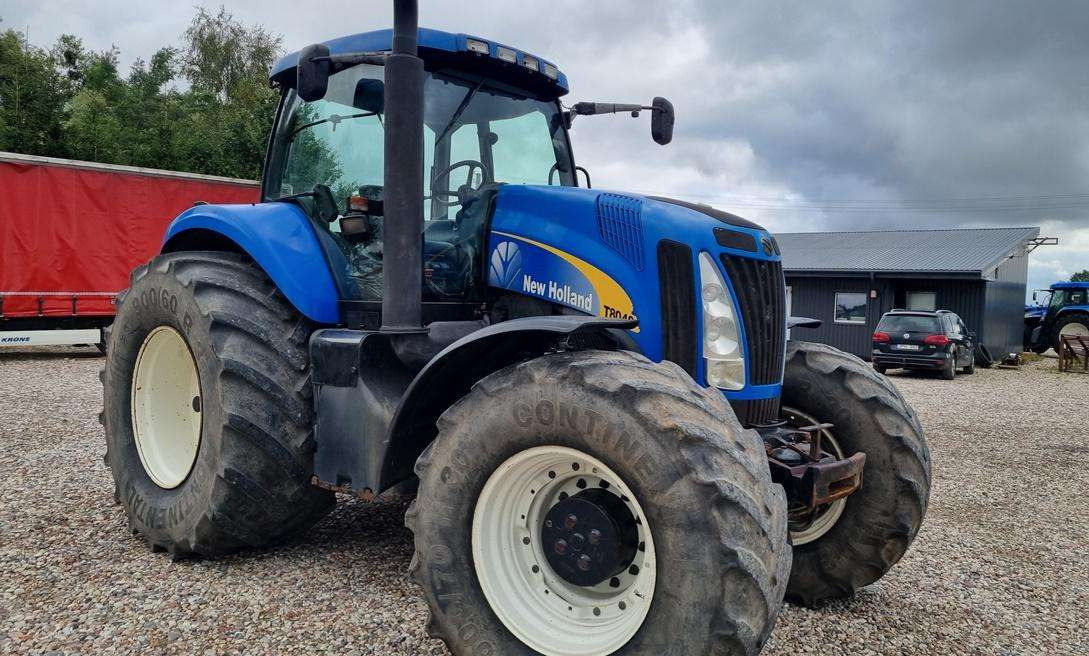 New Holland T8040 - Farm tractor: picture 2 New Holland T8040 - Farm tractor: picture 2