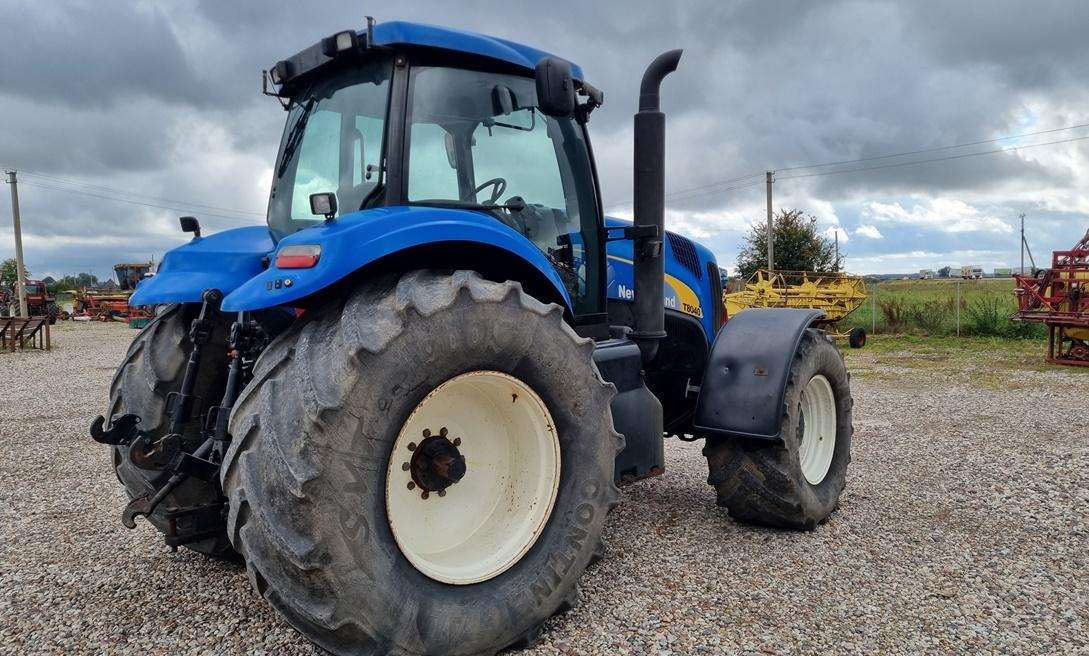 New Holland T8040 - Farm tractor: picture 4 New Holland T8040 - Farm tractor: picture 4