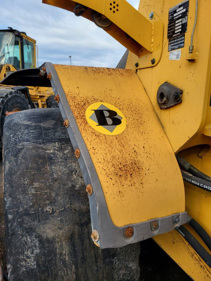 Volvo left front mudguard 16359034 - Fender for Loader: picture 2 Volvo left front mudguard 16359034 - Fender for Loader: picture 2