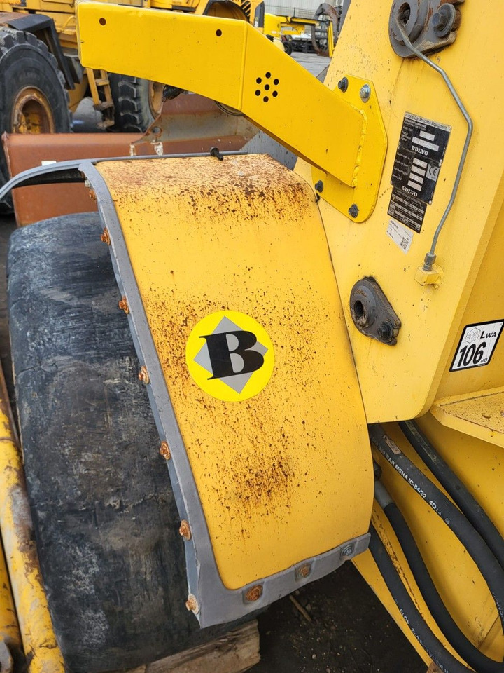 Volvo left front mudguard 16359034 - Fender for Loader: picture 1 Volvo left front mudguard 16359034 - Fender for Loader: picture 1