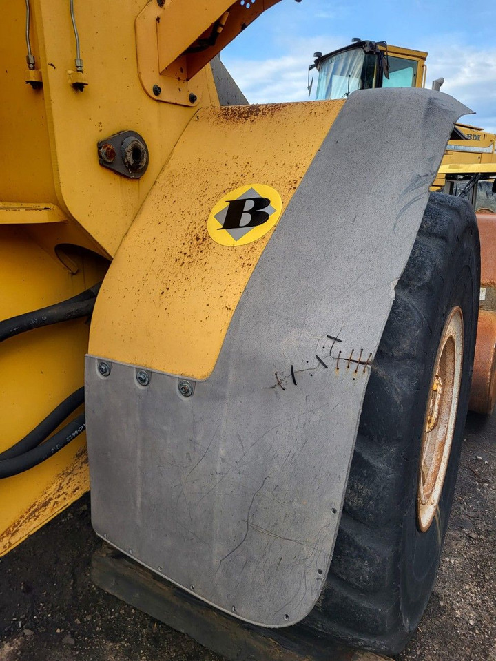 Volvo right front mudguard 16359032 - Fender for Loader: picture 2 Volvo right front mudguard 16359032 - Fender for Loader: picture 2