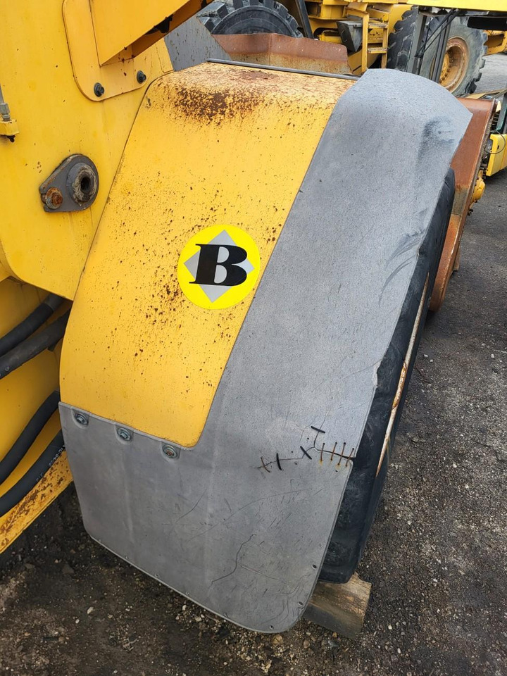 Volvo right front mudguard 16359032 - Fender for Loader: picture 1 Volvo right front mudguard 16359032 - Fender for Loader: picture 1