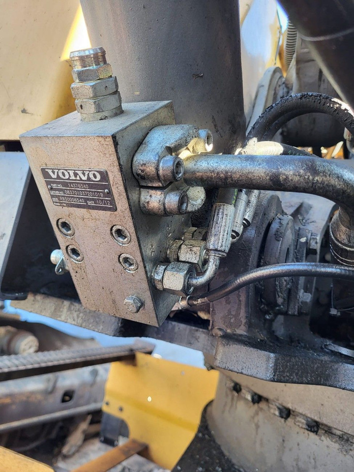 Volvo safety valve 14376540 - Hydraulic valve for Excavator: picture 2 Volvo safety valve 14376540 - Hydraulic valve for Excavator: picture 2