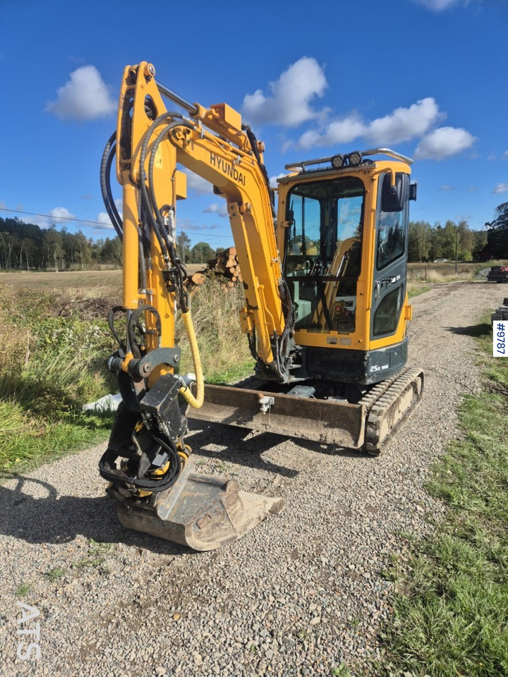 Hyundai 25Z-9AK mini excavator with tiltrotator and attachments - Mini excavator: picture 2 Hyundai 25Z-9AK mini excavator with tiltrotator and attachments - Mini excavator: picture 2