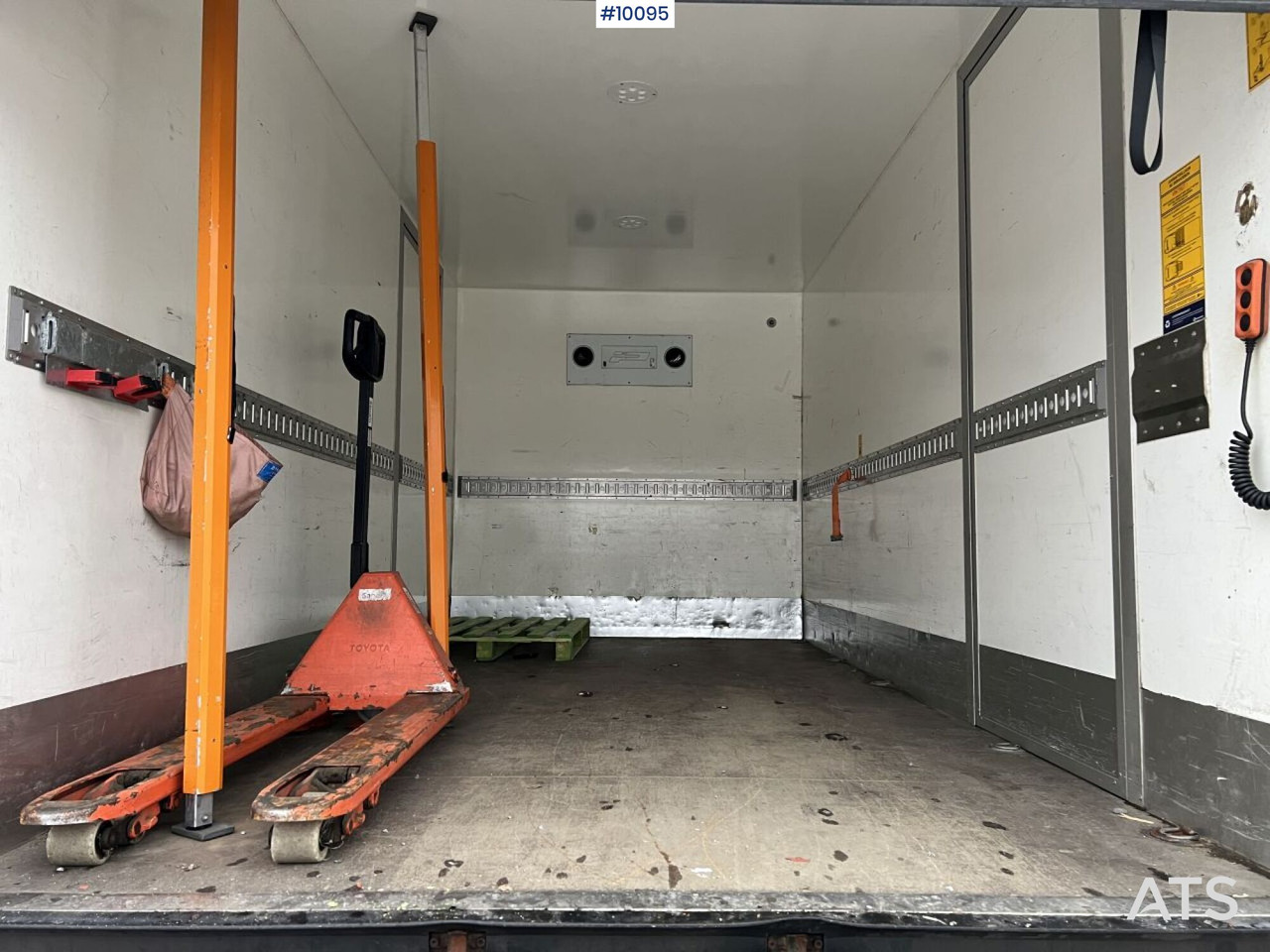 Box van VOLKSWAGEN CRAFTER with tailgate lift: picture 10 Box van VOLKSWAGEN CRAFTER with tailgate lift: picture 10