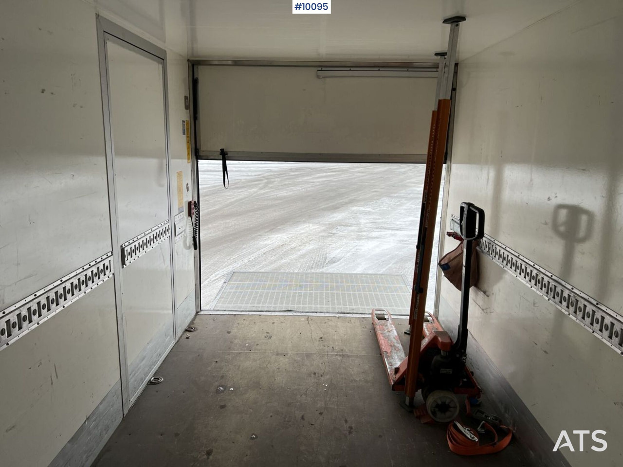 Box van VOLKSWAGEN CRAFTER with tailgate lift: picture 13 Box van VOLKSWAGEN CRAFTER with tailgate lift: picture 13