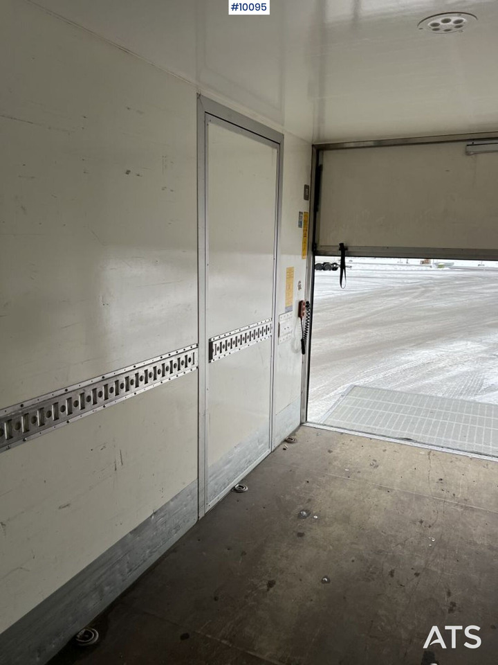 Box van VOLKSWAGEN CRAFTER with tailgate lift: picture 14 Box van VOLKSWAGEN CRAFTER with tailgate lift: picture 14