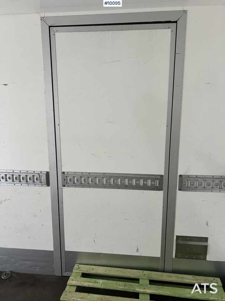 Box van VOLKSWAGEN CRAFTER with tailgate lift: picture 15 Box van VOLKSWAGEN CRAFTER with tailgate lift: picture 15