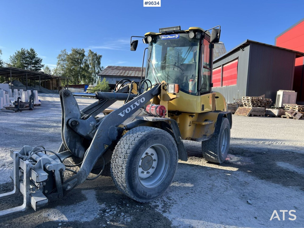 Volvo L30Z Wheel loader with multiple attachments - Wheel loader: picture 1 Volvo L30Z Wheel loader with multiple attachments - Wheel loader: picture 1