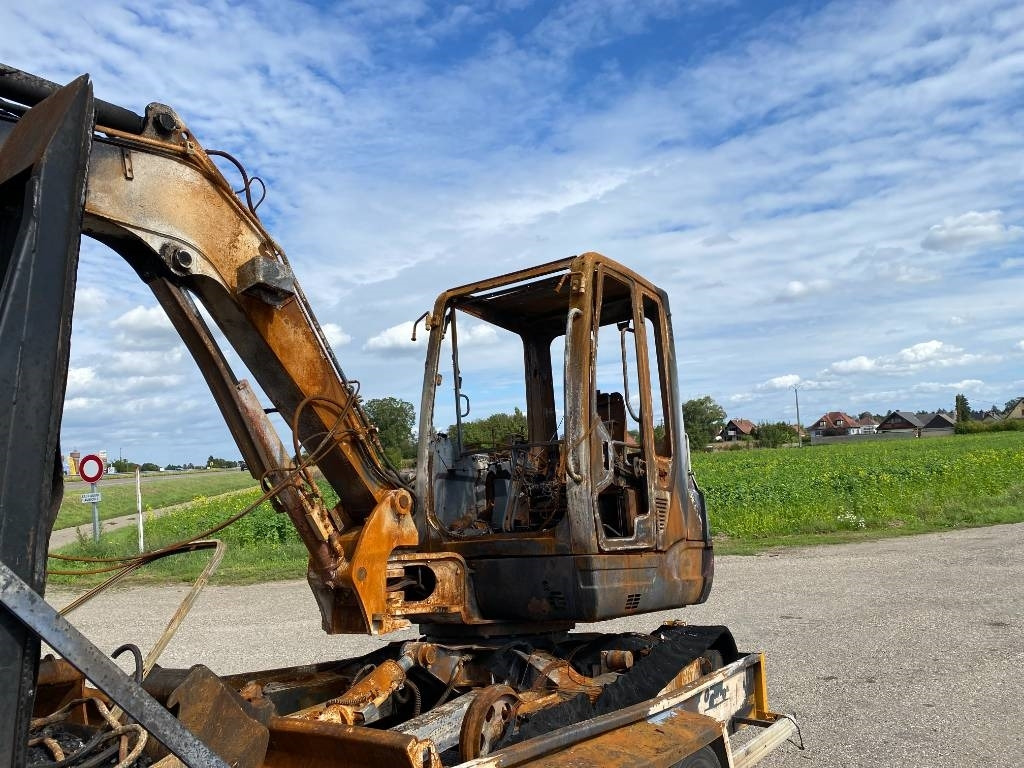 Takeuchi TB 250 + Brise roche et Godets endommagée  - Mini excavator: picture 5 Takeuchi TB 250 + Brise roche et Godets endommagée  - Mini excavator: picture 5