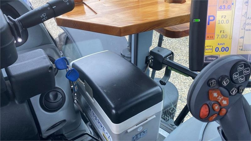 Farm tractor New Holland T7.270 AutoCommand T7.270: picture 8