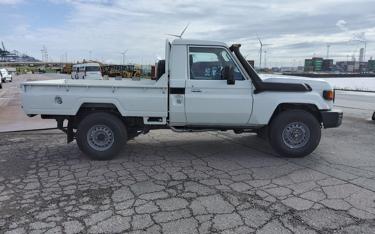 Toyota Land cruiser 79 hzj 79 single cab 4.2L Diesel Manual FACELIFT DIFF LOCK+FREEWHEEL HUB - Pickup truck: picture 2 Toyota Land cruiser 79 hzj 79 single cab 4.2L Diesel Manual FACELIFT DIFF LOCK+FREEWHEEL HUB - Pickup truck: picture 2