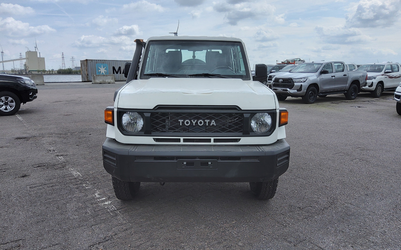 Toyota Toyota Land cruiser 79 grj double cabin 4.0L Petrol Manual 5 SEATS/PLACES - Pickup truck: picture 4 Toyota Toyota Land cruiser 79 grj double cabin 4.0L Petrol Manual 5 SEATS/PLACES - Pickup truck: picture 4