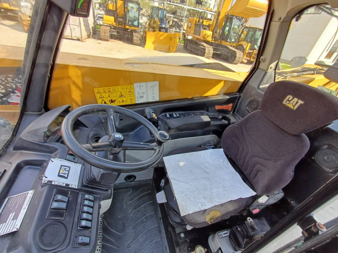 Telescopic handler CAT TH407C: picture 11