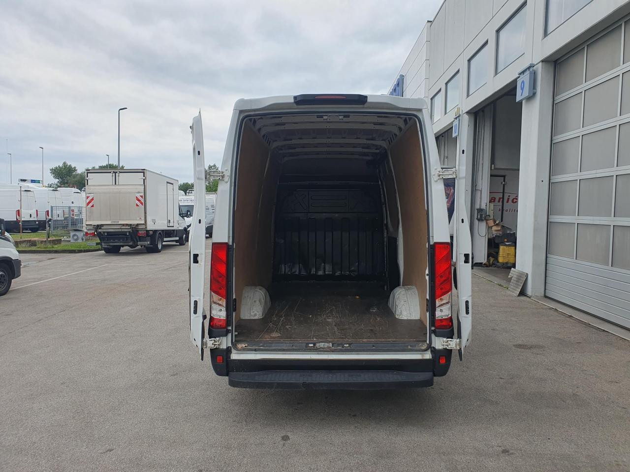 IVECO Daily 35S14V - Passenger van: picture 5 IVECO Daily 35S14V - Passenger van: picture 5