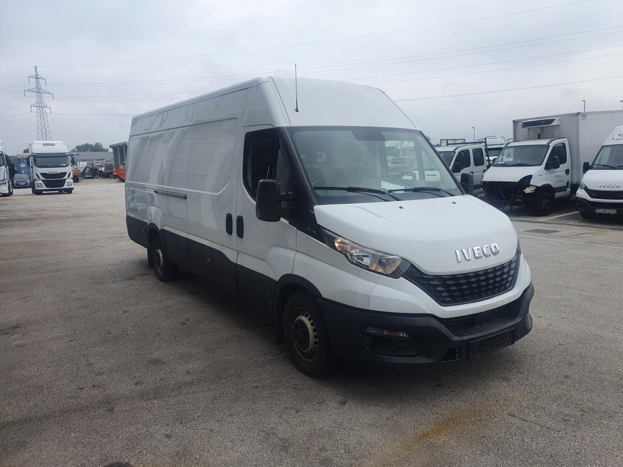 IVECO Daily 35S16V - Passenger van: picture 2 IVECO Daily 35S16V - Passenger van: picture 2
