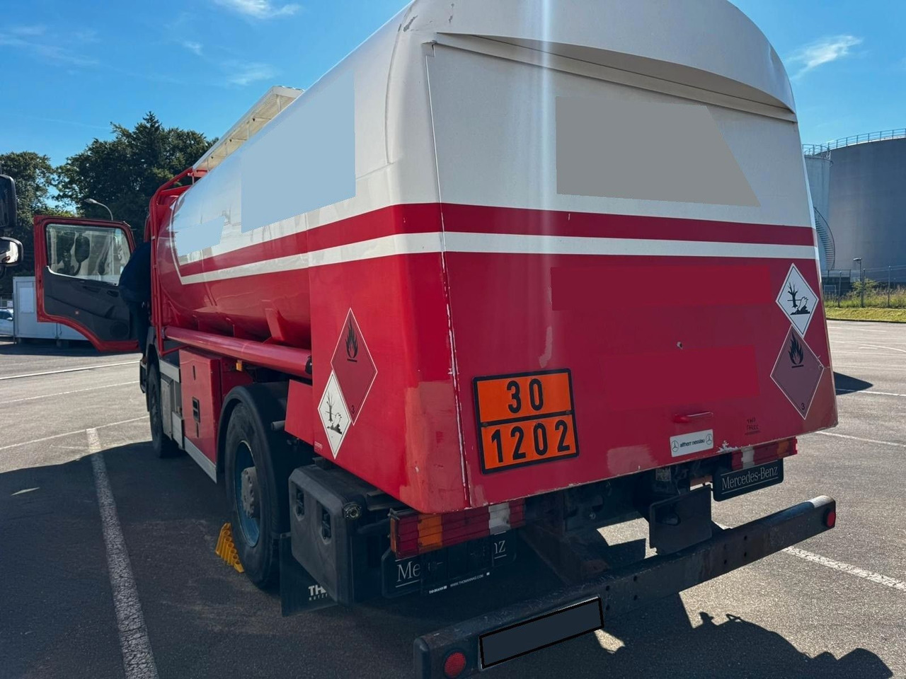 Mercedes-Benz Axor 1833, ADR, E4, 2 Kammern 1. 5000L 2. 7000L - Tank truck: picture 4 Mercedes-Benz Axor 1833, ADR, E4, 2 Kammern 1. 5000L 2. 7000L - Tank truck: picture 4