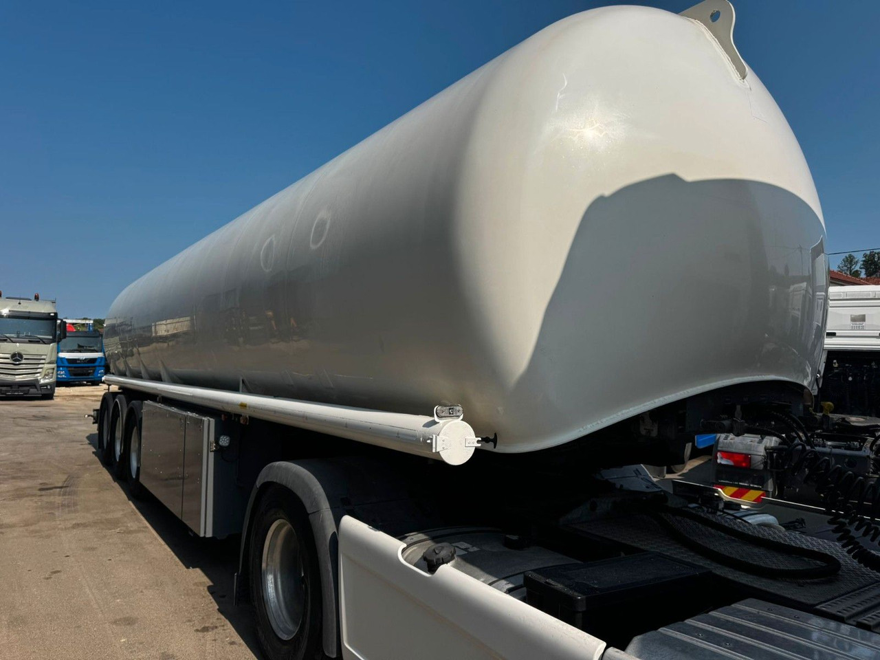 Schrader Treibstoff Diesel/Benzin, 4 Kammern, Sening - Tank semi-trailer: picture 2 Schrader Treibstoff Diesel/Benzin, 4 Kammern, Sening - Tank semi-trailer: picture 2
