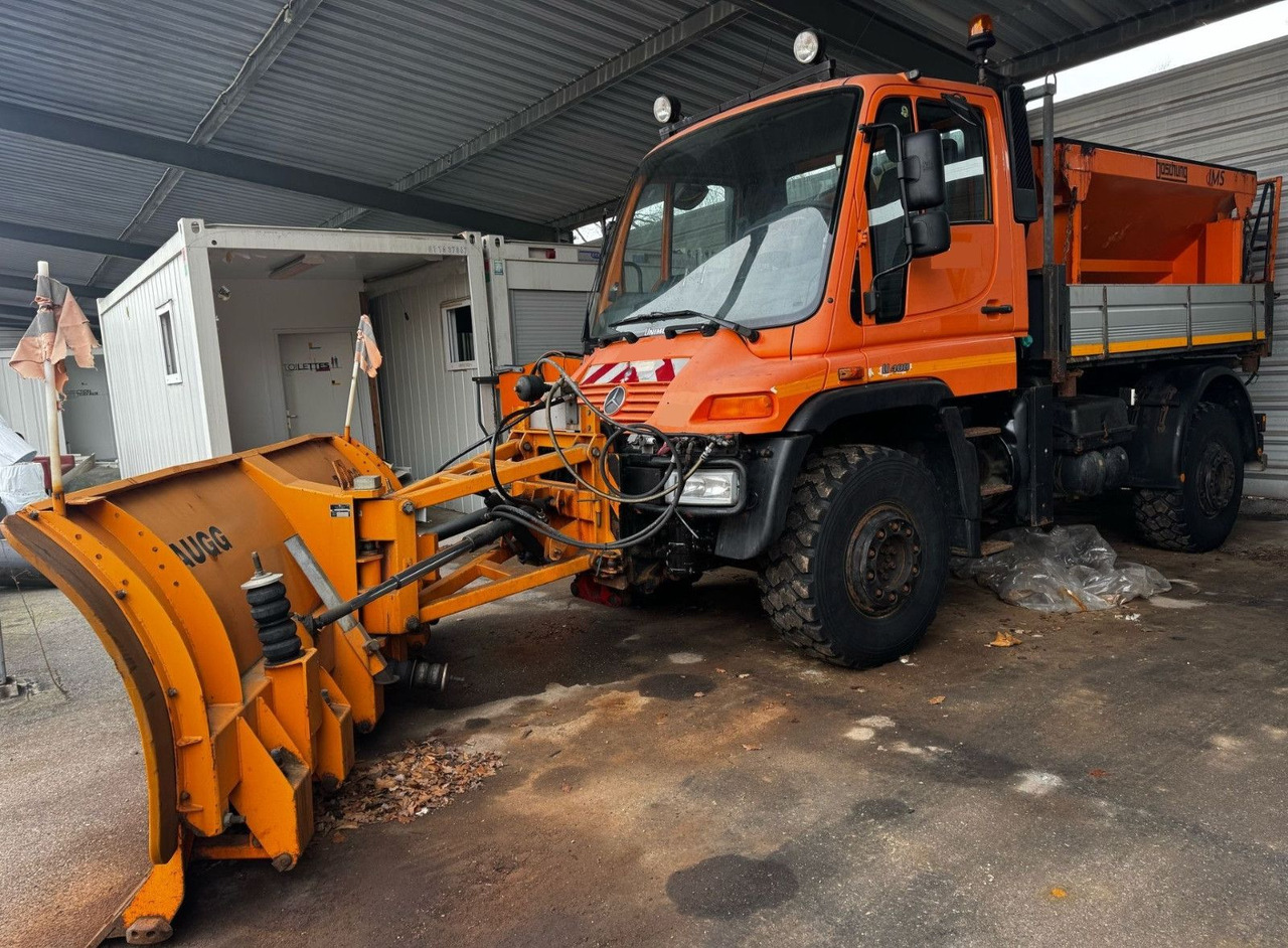 Unimog U400 4x4, Winterdienst, Schild+Streuer - Truck: picture 1 Unimog U400 4x4, Winterdienst, Schild+Streuer - Truck: picture 1