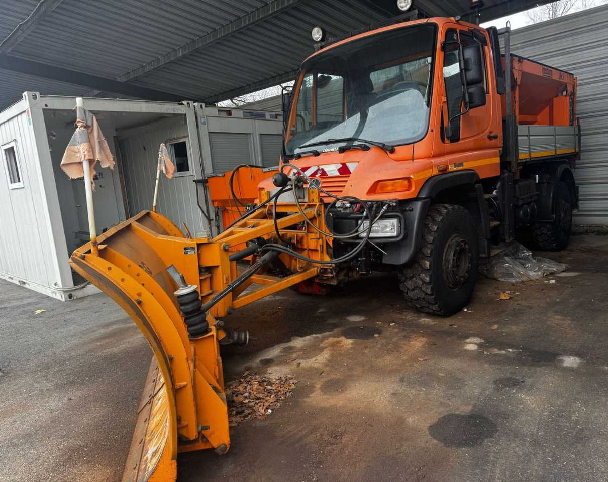 Unimog U400 4x4, Winterdienst, Schild+Streuer - Truck: picture 2 Unimog U400 4x4, Winterdienst, Schild+Streuer - Truck: picture 2