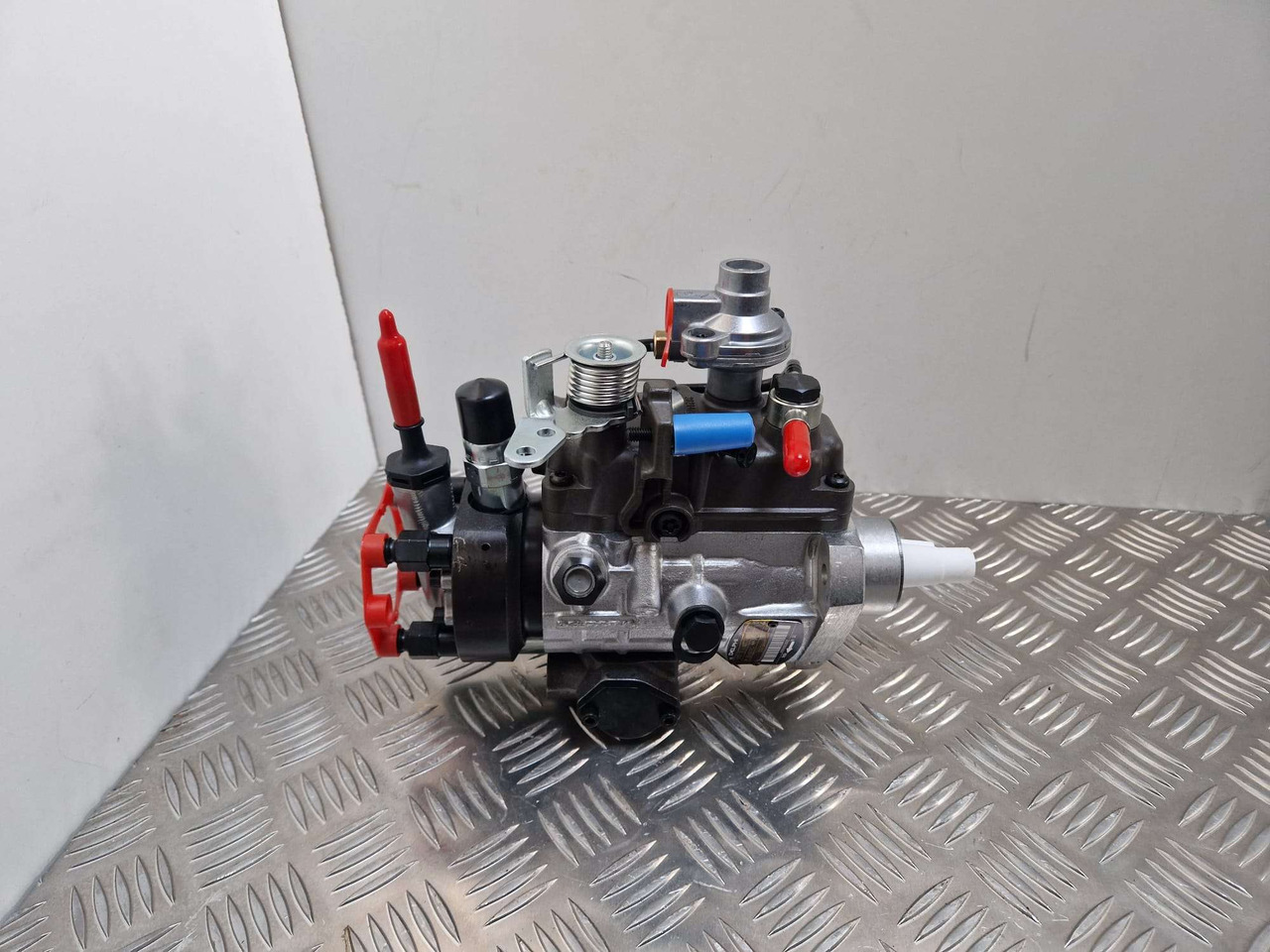 320/06934 12v Injection pump 9520A294G Delphi - Engine and parts for Construction machinery: picture 1 320/06934 12v Injection pump 9520A294G Delphi - Engine and parts for Construction machinery: picture 1