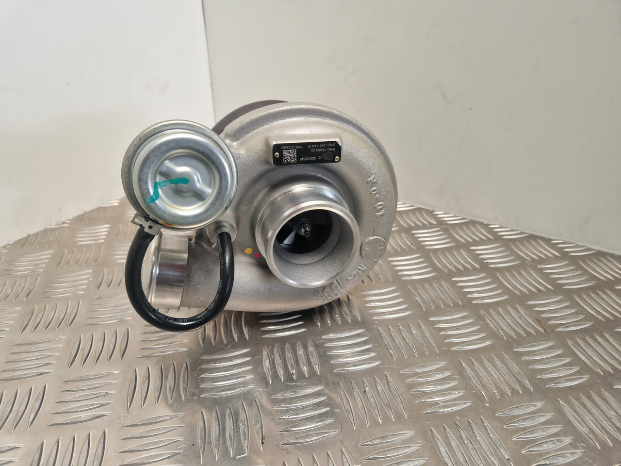 JCB turbocharger 320/06049 Garrett Turbo 762932-02 - Engine and parts for Construction machinery: picture 2 JCB turbocharger 320/06049 Garrett Turbo 762932-02 - Engine and parts for Construction machinery: picture 2