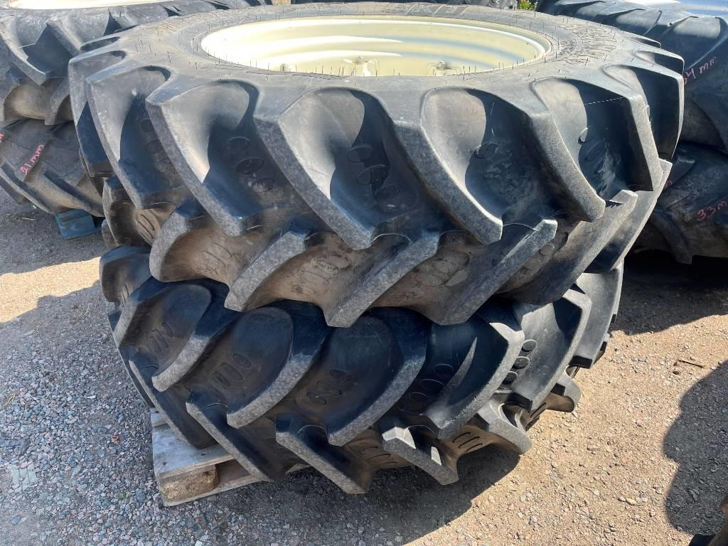 BKT 420/85R34 till New Holland T5070 - Tire for Agricultural machinery: picture 1 BKT 420/85R34 till New Holland T5070 - Tire for Agricultural machinery: picture 1