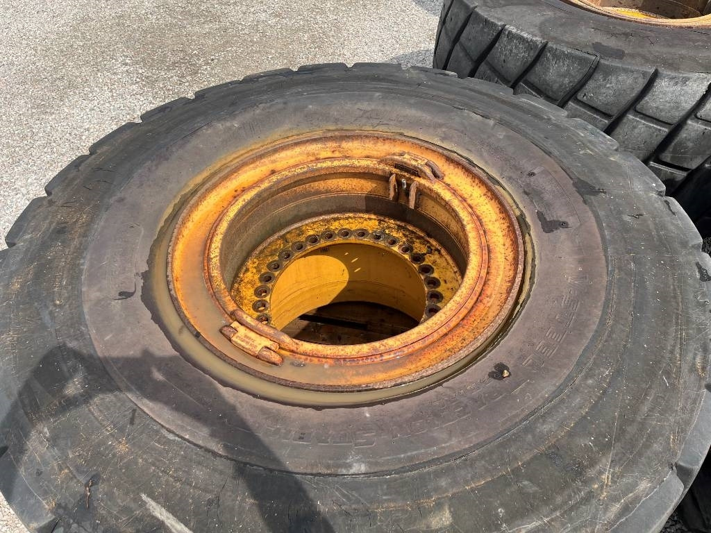 Bridgestone Regummerade 875/65R29 på Volvo L220 fälg - Wheel and tire package: picture 4 Bridgestone Regummerade 875/65R29 på Volvo L220 fälg - Wheel and tire package: picture 4
