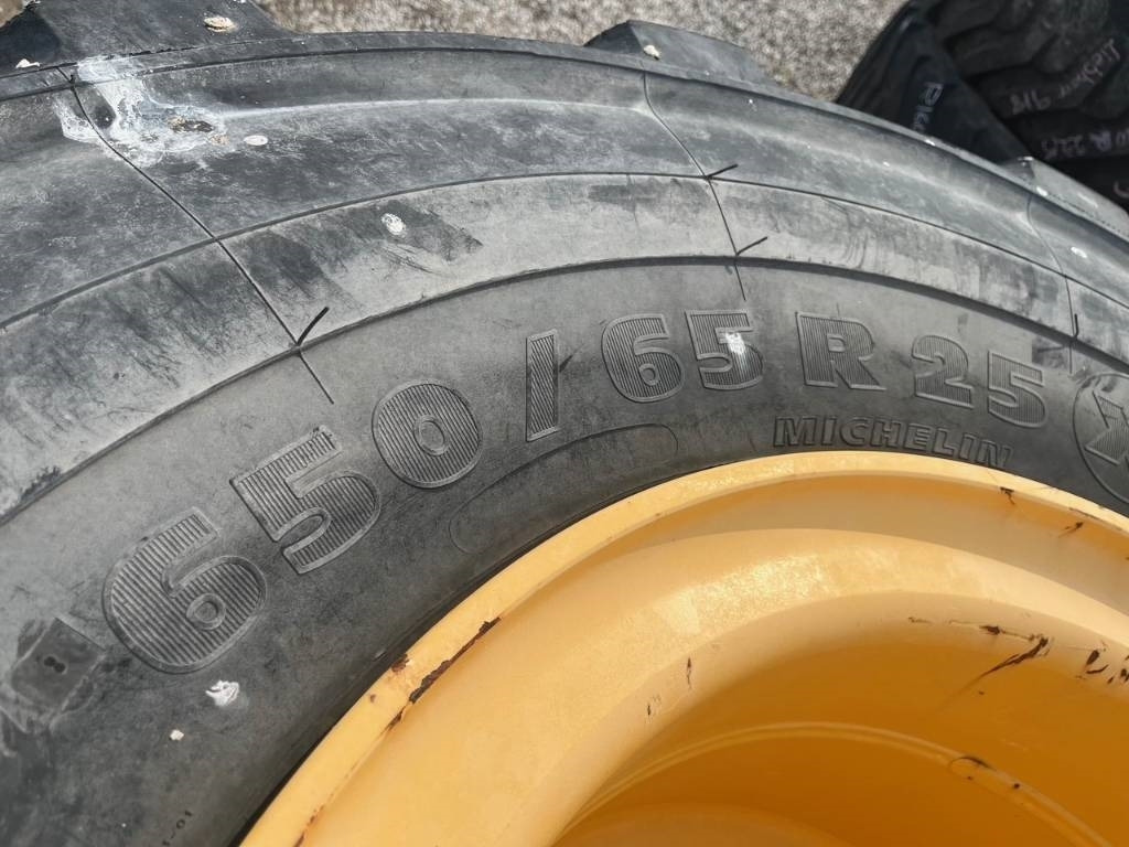Michelin 650/65R25 Volvo L90 E , F , G , H - Wheel and tire package: picture 3 Michelin 650/65R25 Volvo L90 E , F , G , H - Wheel and tire package: picture 3