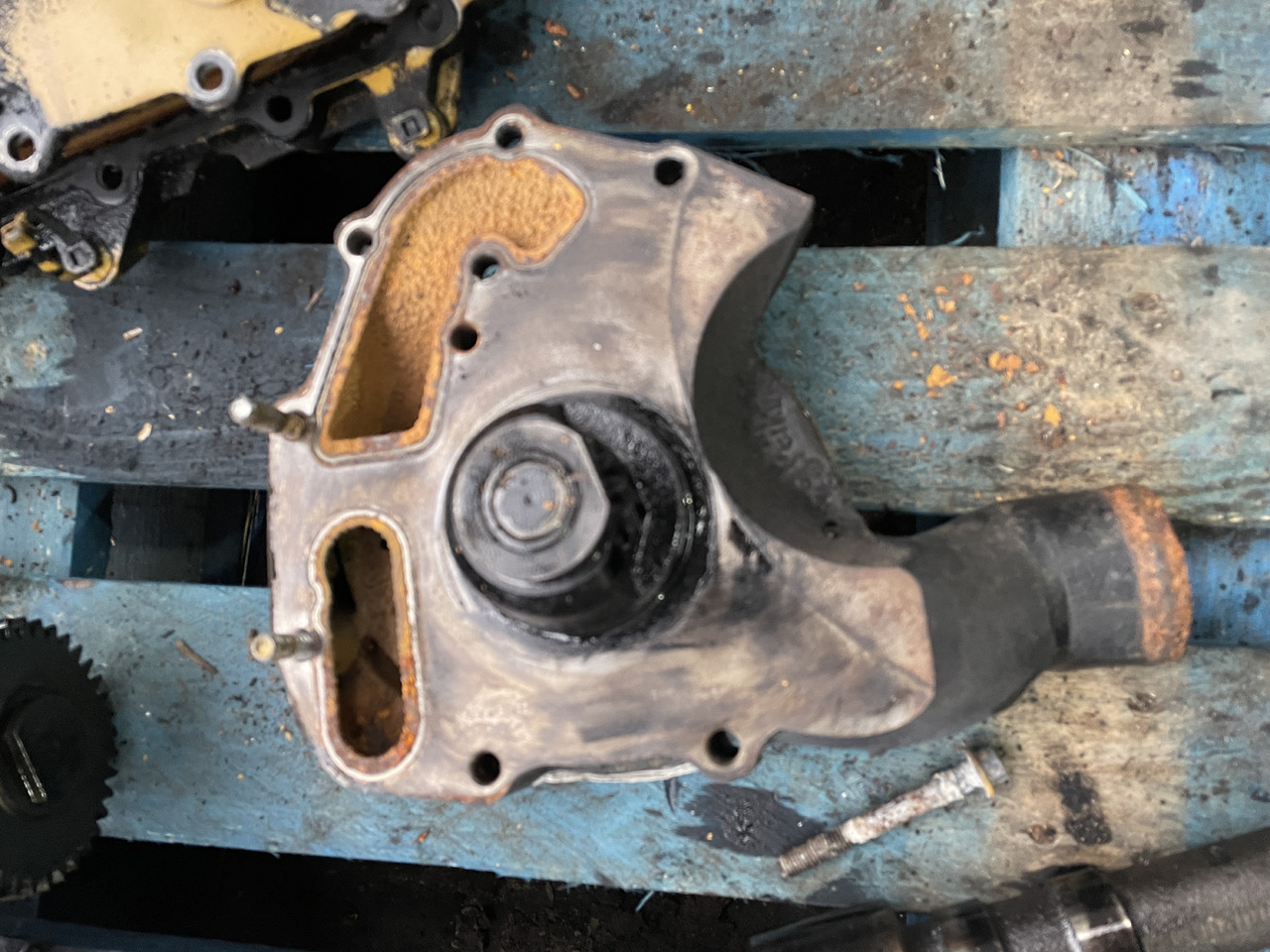 Caterpillar Cat Perkins 1106D C6.6 - pompa wody - Coolant pump for Construction machinery: picture 1 Caterpillar Cat Perkins 1106D C6.6 - pompa wody - Coolant pump for Construction machinery: picture 1