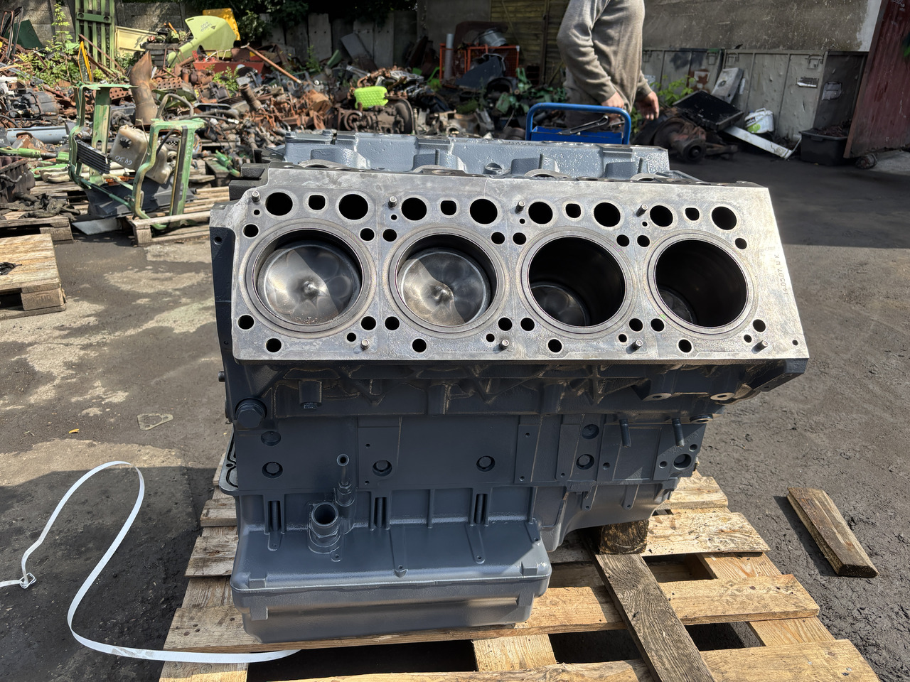 Claas Mercedes OM502LA 942.992 390kW słupek silnika - Cylinder block: picture 2 Claas Mercedes OM502LA 942.992 390kW słupek silnika - Cylinder block: picture 2