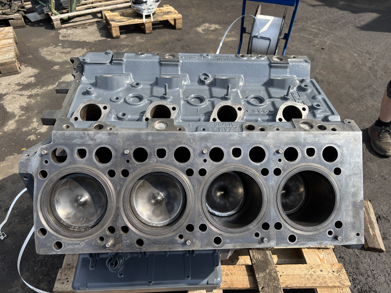 Claas Mercedes OM502LA 942.992 390kW słupek silnika - Cylinder block: picture 3 Claas Mercedes OM502LA 942.992 390kW słupek silnika - Cylinder block: picture 3