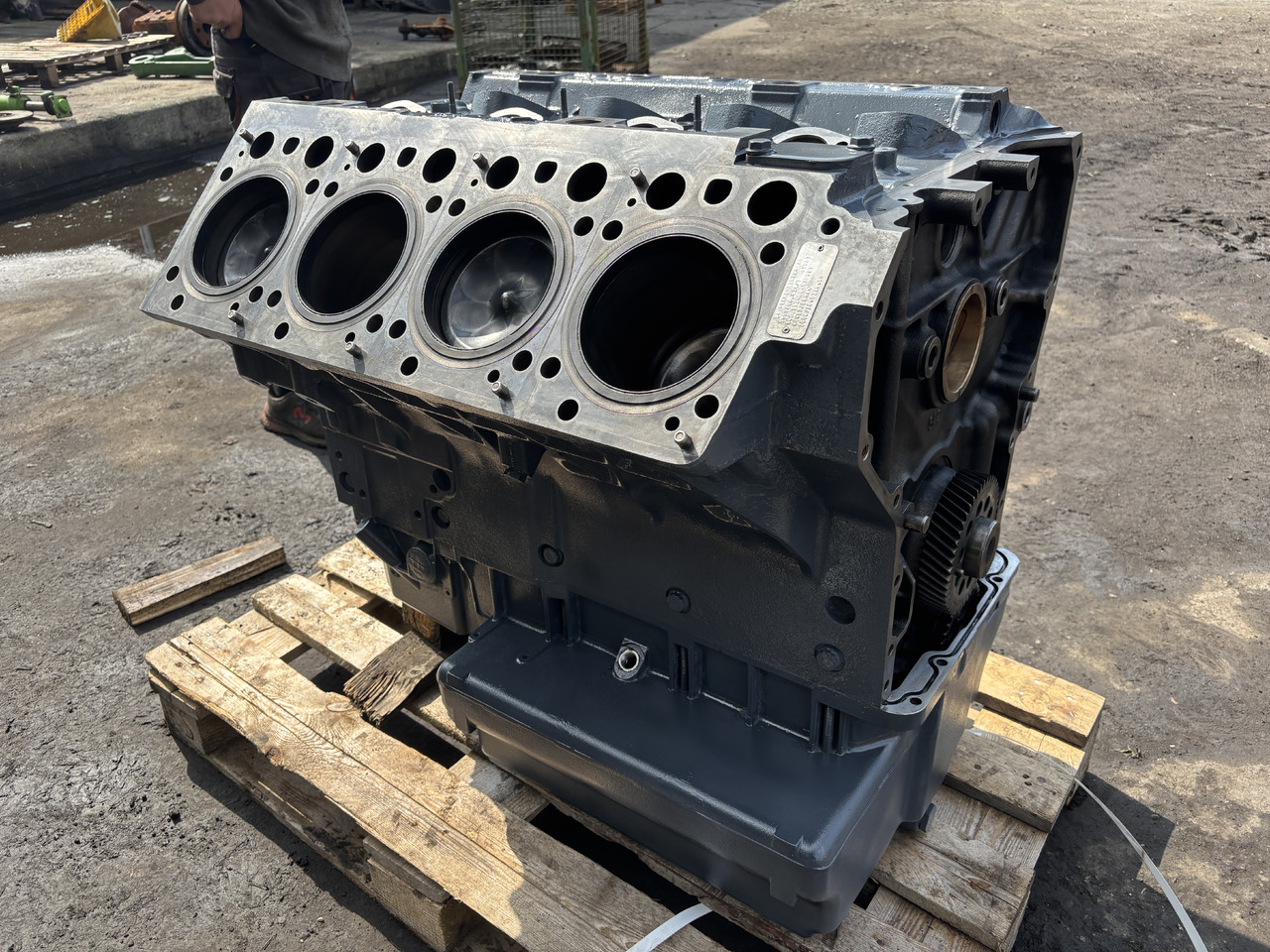 Claas Mercedes OM502LA 942.992 390kW słupek silnika - Cylinder block: picture 1 Claas Mercedes OM502LA 942.992 390kW słupek silnika - Cylinder block: picture 1