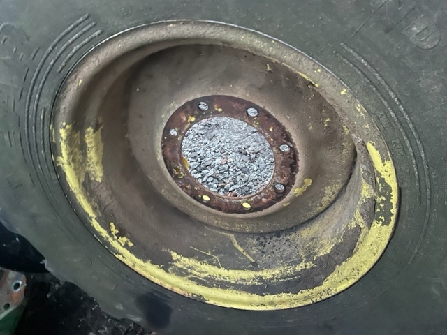 Felga 15x24 john deere 3200 , 3215 , 3220, 3400 , 3415 , 3420 - Rim for Agricultural machinery: picture 4 Felga 15x24 john deere 3200 , 3215 , 3220, 3400 , 3415 , 3420 - Rim for Agricultural machinery: picture 4