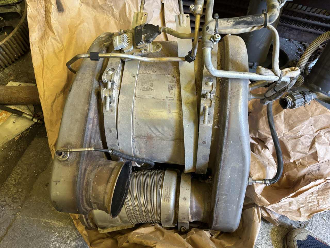 Fendt 824 826 828 - filtr cząstek stałych DPF 04604636 F842201110060 - Muffler/ Exhaust system: picture 1 Fendt 824 826 828 - filtr cząstek stałych DPF 04604636 F842201110060 - Muffler/ Exhaust system: picture 1