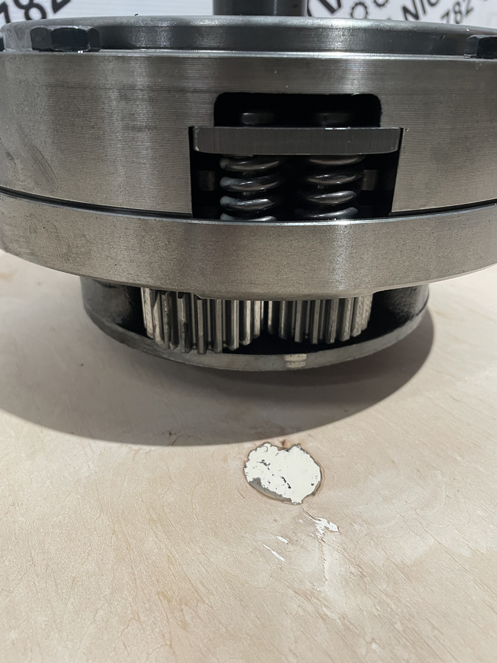 John Deere 6300 6100 6200 6400 - sprzęgło - obudowa wałek satelity RE47293 - Clutch and parts for Agricultural machinery: picture 4 John Deere 6300 6100 6200 6400 - sprzęgło - obudowa wałek satelity RE47293 - Clutch and parts for Agricultural machinery: picture 4