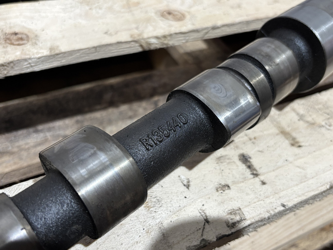 John Deere 6610 6810 6820 6620 Wałek Rozrządu R135440 RE56578 R133812 - Camshaft for Agricultural machinery: picture 3 John Deere 6610 6810 6820 6620 Wałek Rozrządu R135440 RE56578 R133812 - Camshaft for Agricultural machinery: picture 3