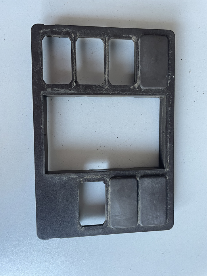 John Deere - płytka osłona wyświetlacza L113568 - Cab and interior for Agricultural machinery: picture 1 John Deere - płytka osłona wyświetlacza L113568 - Cab and interior for Agricultural machinery: picture 1