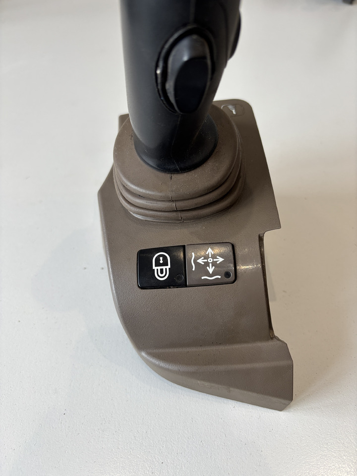 John Deere seria 6000 7000 8000 R - joystick 5-funkcyjny CommandARM RE573554 - Gear stick for Agricultural machinery: picture 3 John Deere seria 6000 7000 8000 R - joystick 5-funkcyjny CommandARM RE573554 - Gear stick for Agricultural machinery: picture 3