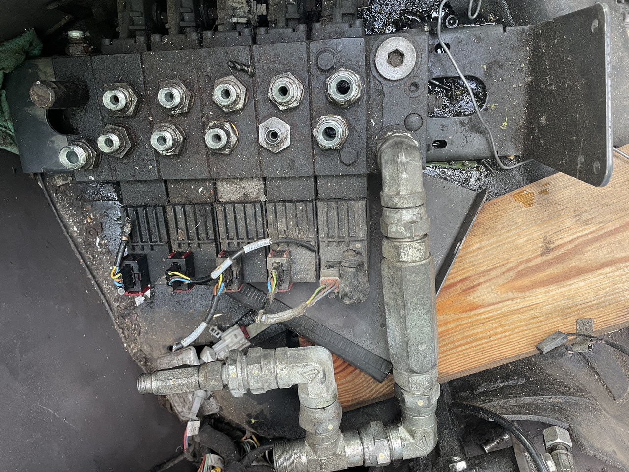 Manitou MHT 860 - rozdzielacz hydrauliczny - Hydraulics for Telescopic handler: picture 1 Manitou MHT 860 - rozdzielacz hydrauliczny - Hydraulics for Telescopic handler: picture 1