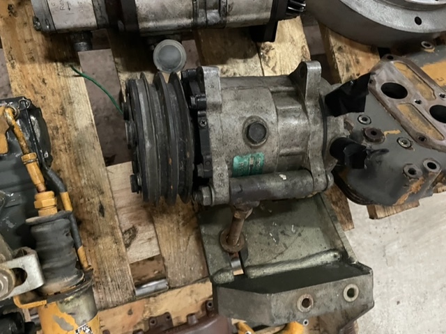 Spręźarka klimatyzacji Liebherr L551 , D916 - A/C compressor for Construction machinery: picture 1 Spręźarka klimatyzacji Liebherr L551 , D916 - A/C compressor for Construction machinery: picture 1