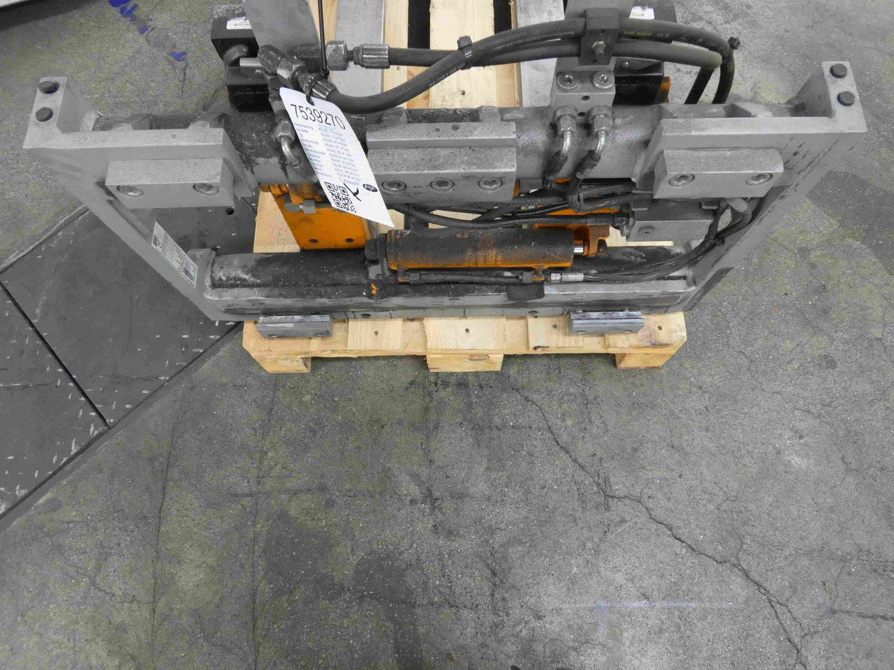 Durwen Fork positioner FEM 2 RZV25 - Attachment for Material handling equipment: picture 4 Durwen Fork positioner FEM 2 RZV25 - Attachment for Material handling equipment: picture 4