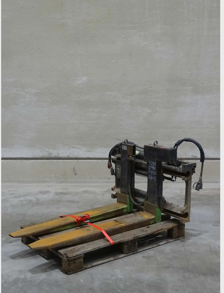 Durwen Fork positioner FEM 2 RZV25S - Attachment for Material handling equipment: picture 1 Durwen Fork positioner FEM 2 RZV25S - Attachment for Material handling equipment: picture 1