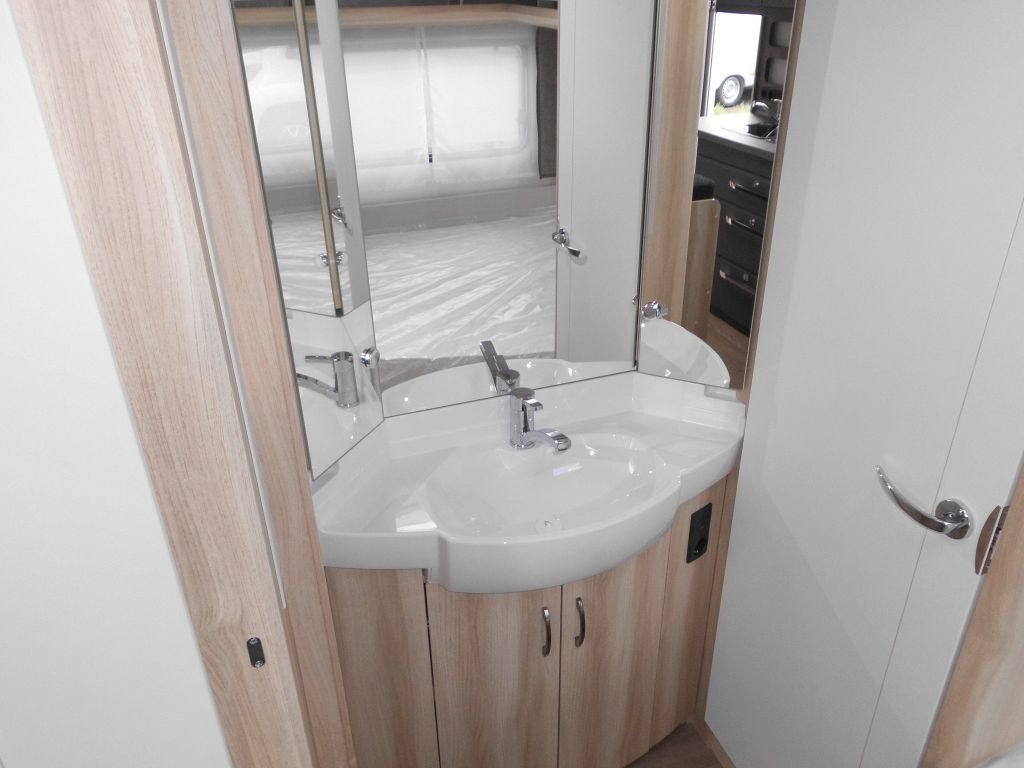 Caravan Hobby De Luxe 540 KMFe 2026 GARAGE AUTARK 1800kg.: picture 14 Caravan Hobby De Luxe 540 KMFe 2026 GARAGE AUTARK 1800kg.: picture 14