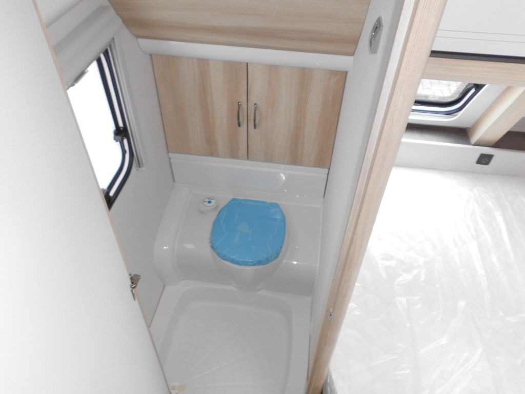 Caravan Hobby De Luxe 540 KMFe 2026 GARAGE AUTARK 1800kg.: picture 15 Caravan Hobby De Luxe 540 KMFe 2026 GARAGE AUTARK 1800kg.: picture 15